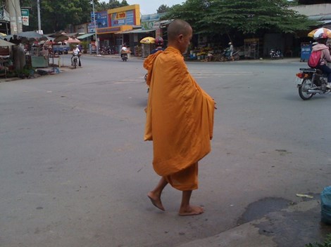 Một “sư” khác ôm bình bát lang thang trên tuyến đường Đồng Khởi (Phường Tân Hiệp, TP Biên Hòa)